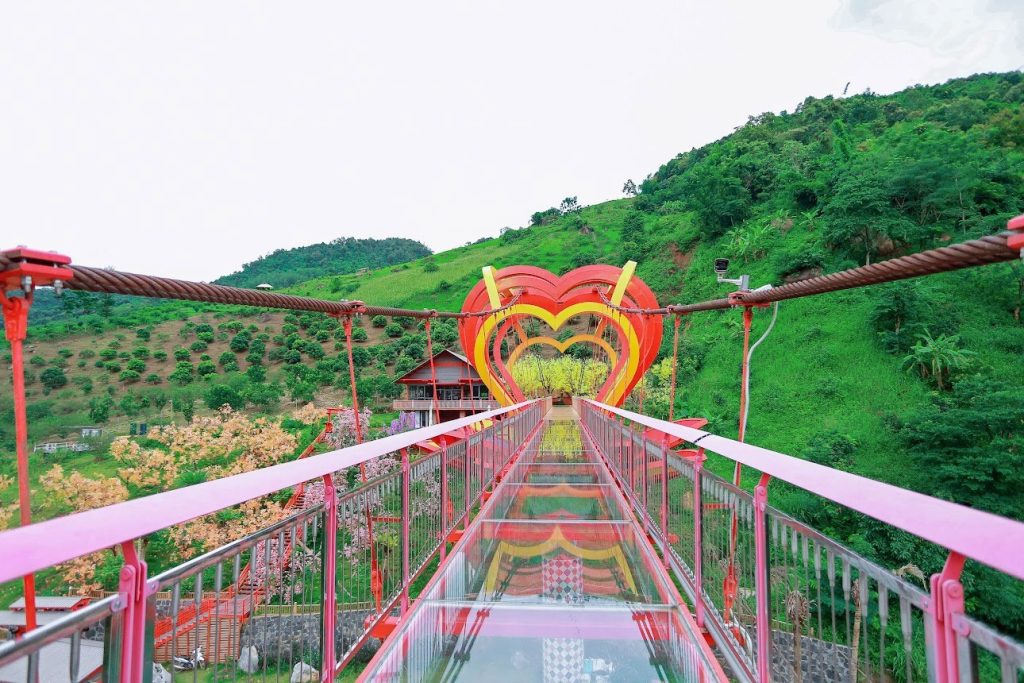 Cầu kính Tình Yêu với những trái tim lồng ghép rất đáng yêu 
