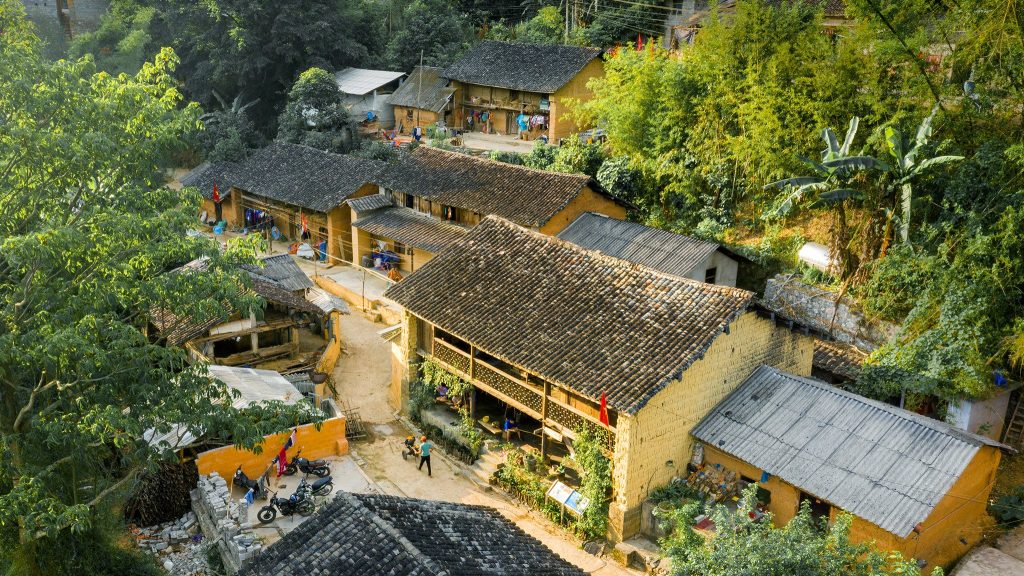 Tour Hà Giang tháng 12 – Hành trình lạnh, đẹp và bình yên cùng Ý Việt 5 can nha co hon 200 tuoi o ma le ha giang 155331