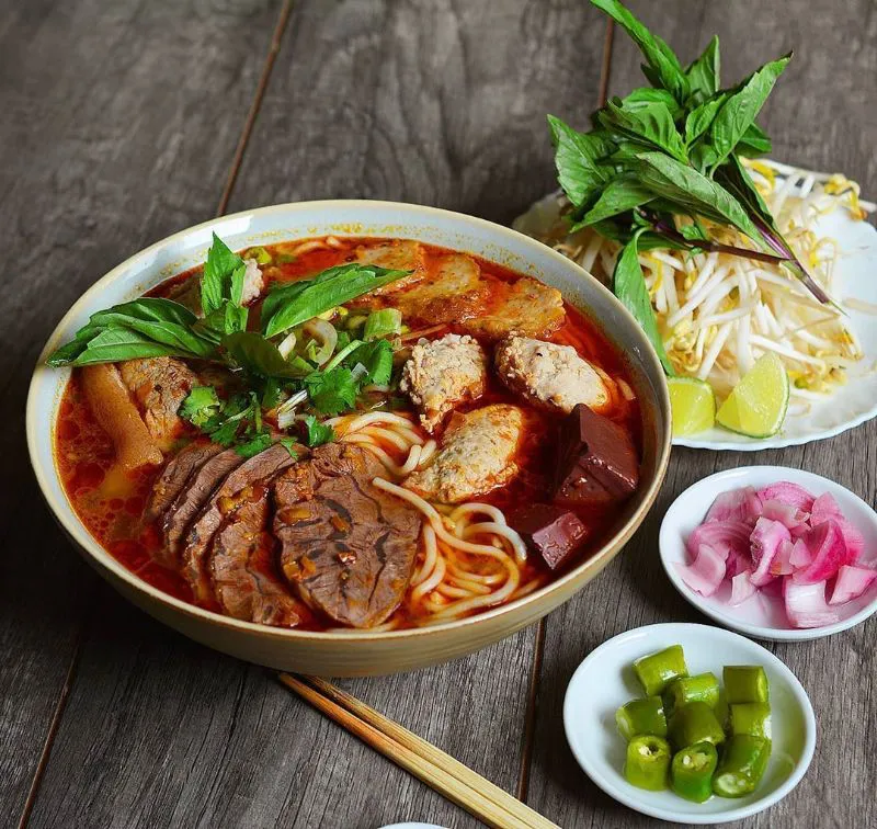 Ẩm thực miền Trung nên thử khi đi tour tháng 9 - bún bò Huế