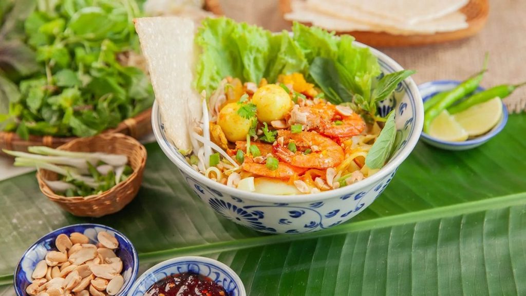 Ẩm thực miền Trung nên thử khi đi tour tháng 9 - Mì Quảng Hội An