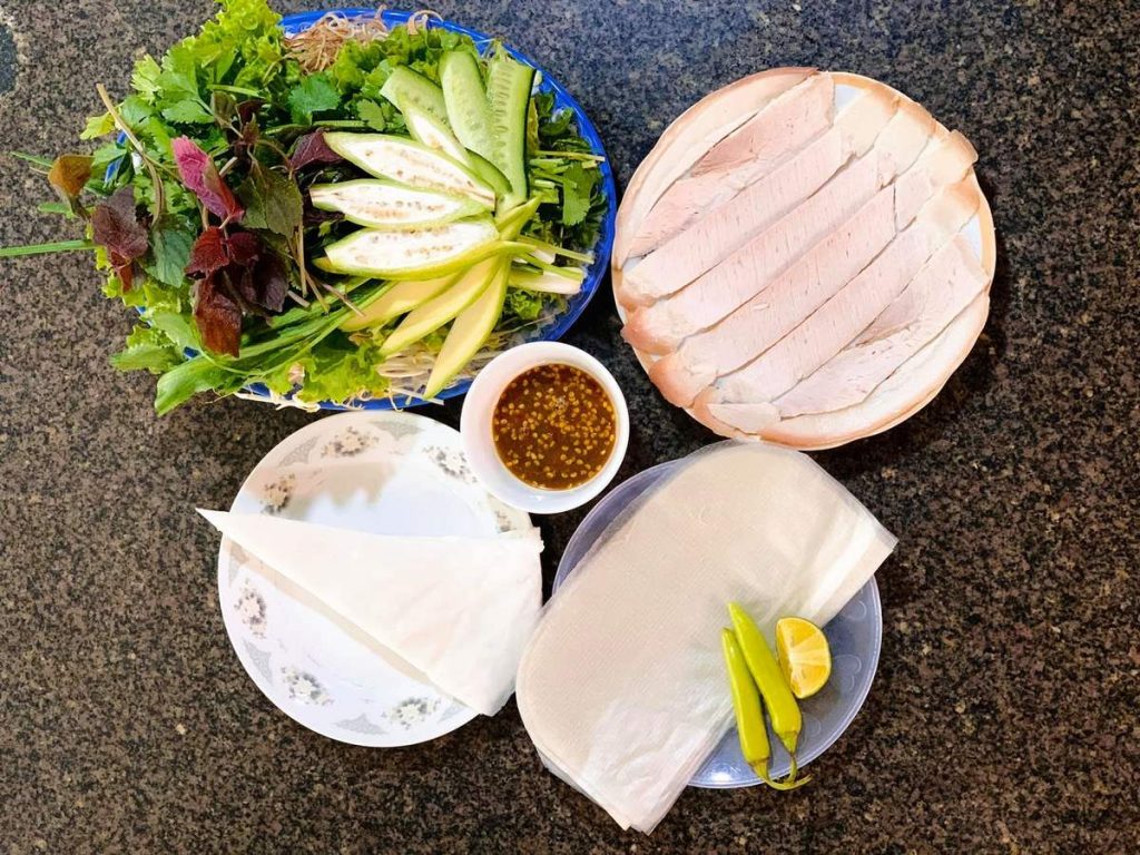 Ẩm thực miền Trung nên thử khi đi tour tháng 9 - bánh tráng cuốn thịt heo